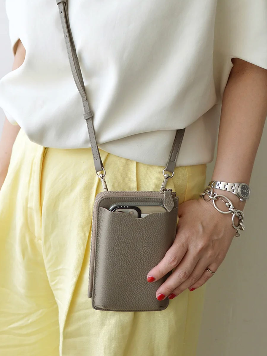 大人気 本革 レディース スマホショルダー財布 軽量・スマホ収納 SK34